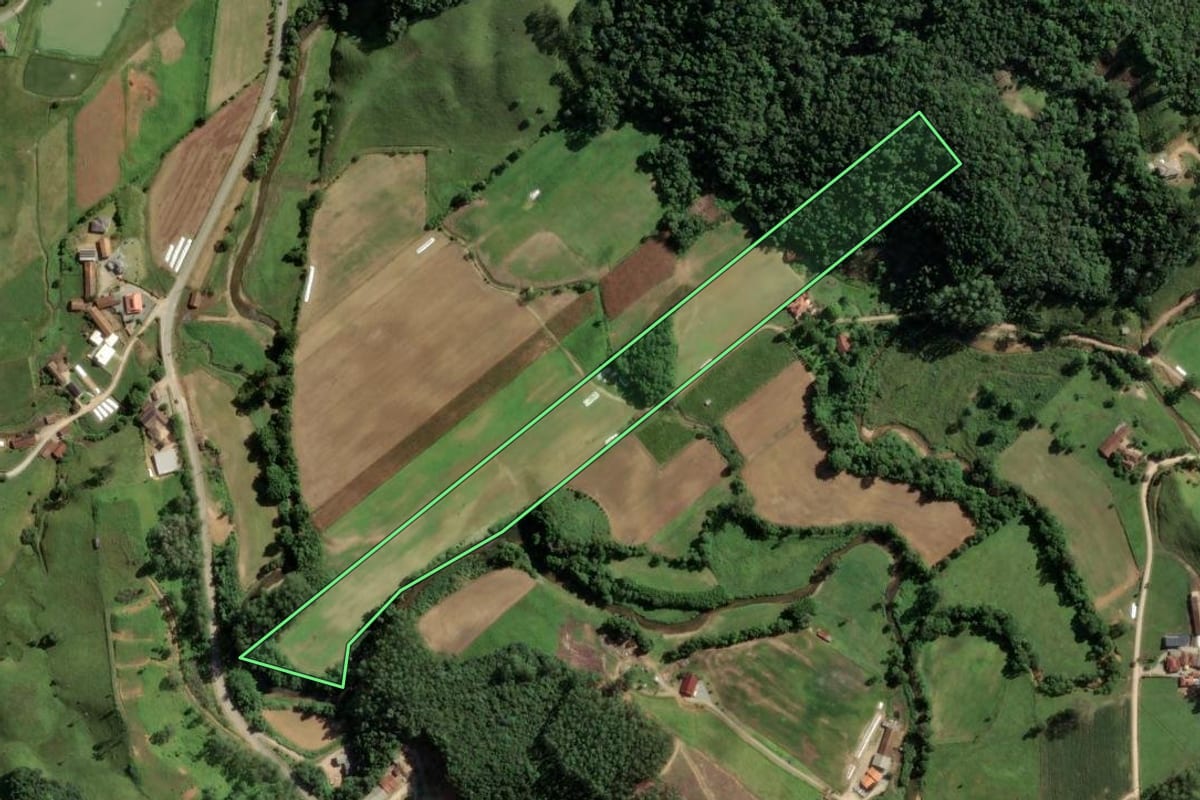 Imagem de satélite do imóvel rural em São Bonifácio (SC), com o contorno declarado no CAR desenhado por cima.