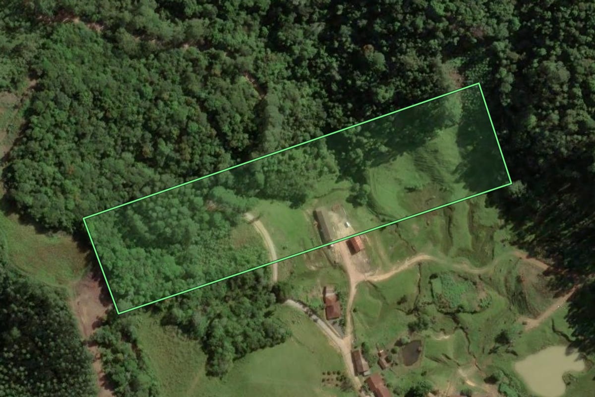 Imagem de satélite do imóvel rural em São Bonifácio (SC), com o contorno declarado no CAR desenhado por cima.
