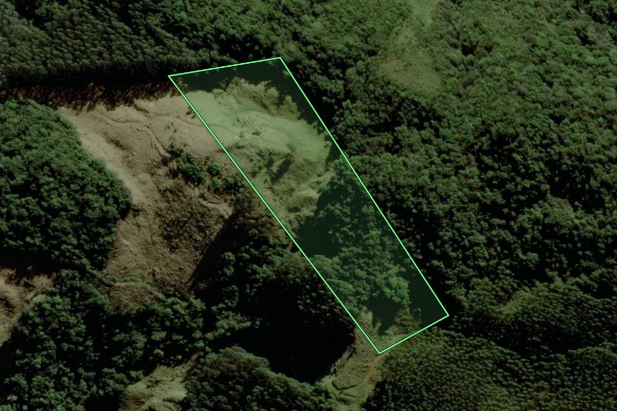 Imagem de satélite do imóvel rural em São Bonifácio (SC), com o contorno declarado no CAR desenhado por cima.