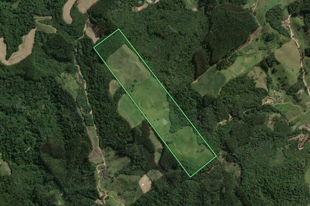 Imagem de satélite do imóvel rural em São Bonifácio (SC), com o contorno declarado no CAR desenhado por cima.
