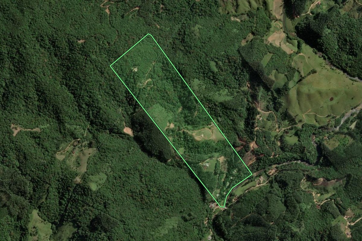 Imagem de satélite do imóvel rural em São Bonifácio (SC), com o contorno declarado no CAR desenhado por cima.