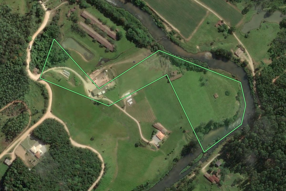 Imagem de satélite do imóvel rural em São Bonifácio (SC), com o contorno declarado no CAR desenhado por cima.