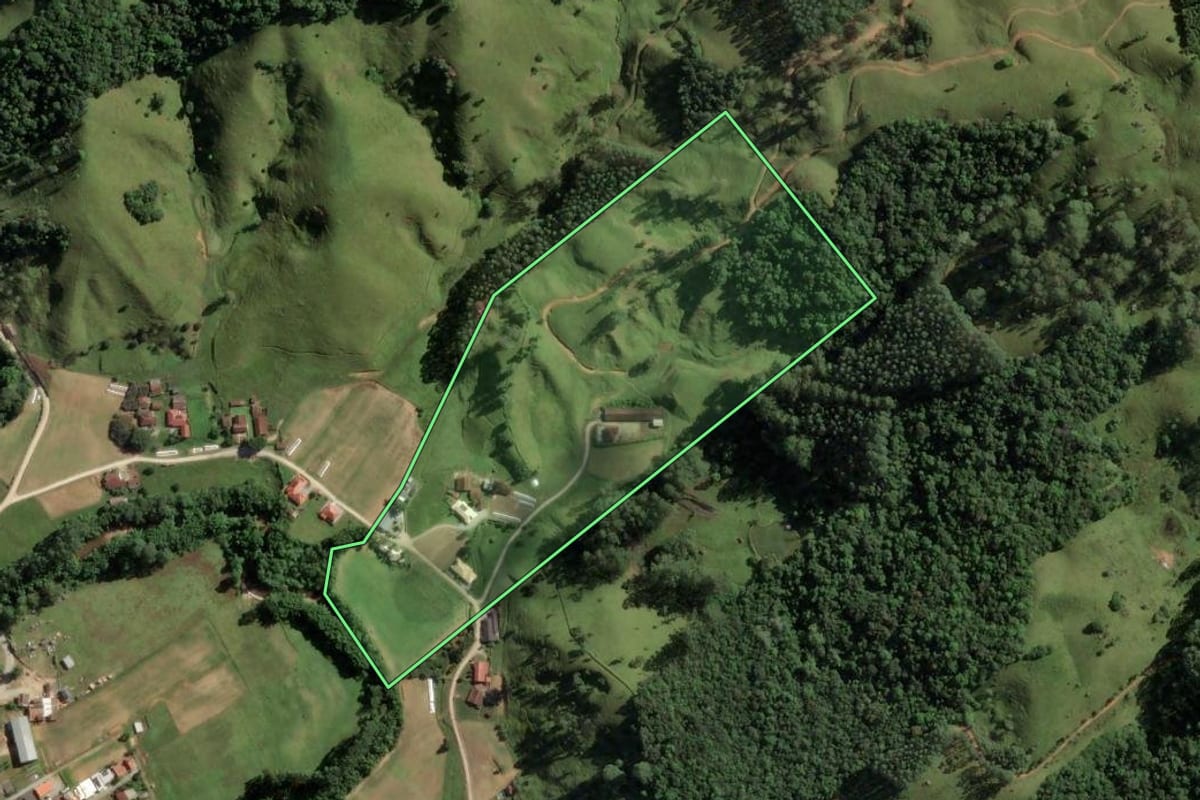 Imagem de satélite do imóvel rural em São Bonifácio (SC), com o contorno declarado no CAR desenhado por cima.