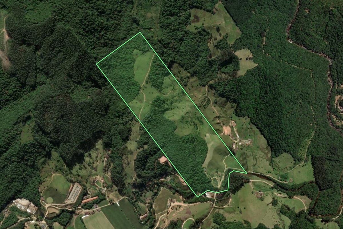 Imagem de satélite do imóvel rural em São Bonifácio (SC), com o contorno declarado no CAR desenhado por cima.