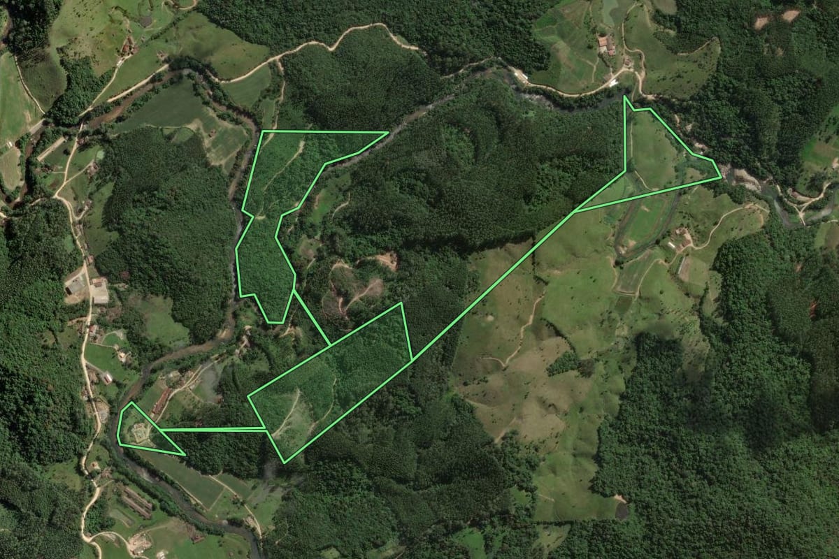 Imagem de satélite do imóvel rural em São Bonifácio (SC), com o contorno declarado no CAR desenhado por cima.