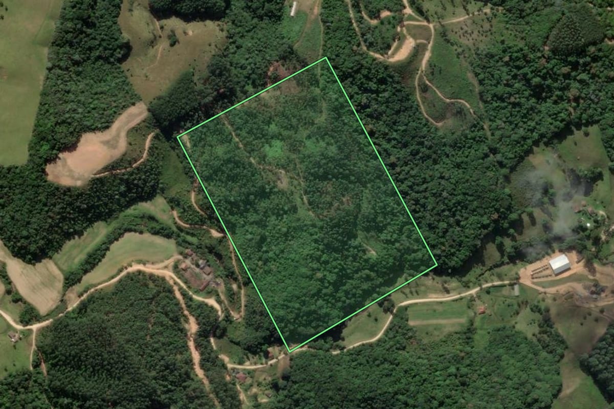 Imagem de satélite do imóvel rural em São Bonifácio (SC), com o contorno declarado no CAR desenhado por cima.