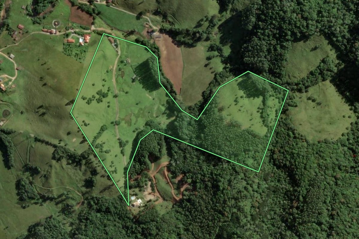 Imagem de satélite do imóvel rural em São Bonifácio (SC), com o contorno declarado no CAR desenhado por cima.