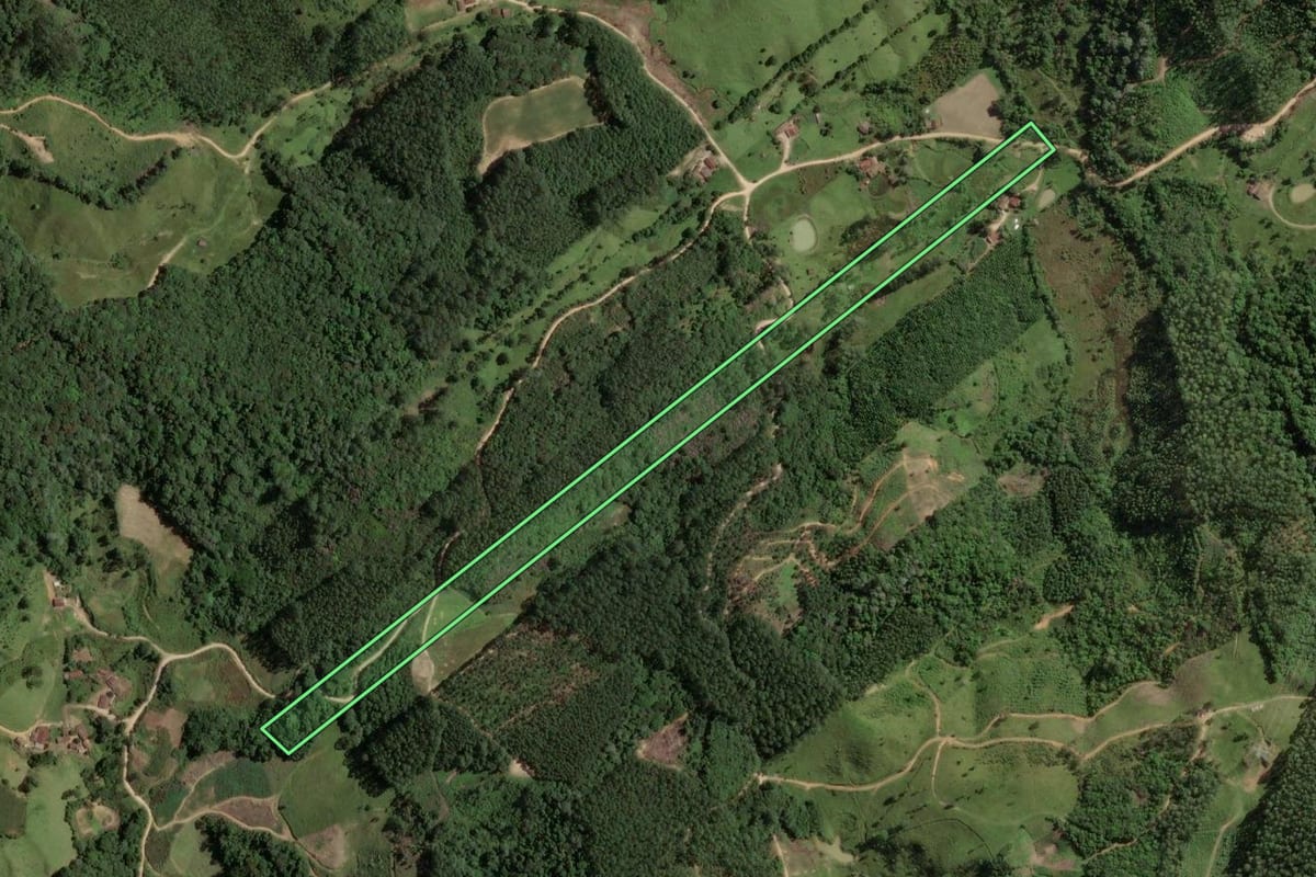 Imagem de satélite do imóvel rural em São Bonifácio (SC), com o contorno declarado no CAR desenhado por cima.