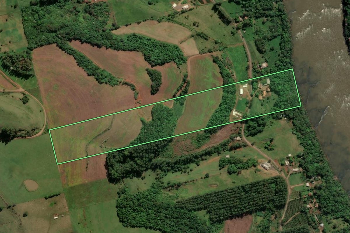 Imagem de satélite do imóvel rural em São Carlos (SC), com o contorno declarado no CAR desenhado por cima.