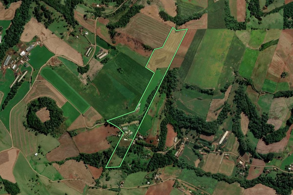 Imagem de satélite do imóvel rural em São Carlos (SC), com o contorno declarado no CAR desenhado por cima.
