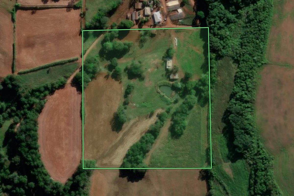 Imagem de satélite do imóvel rural em São Carlos (SC), com o contorno declarado no CAR desenhado por cima.