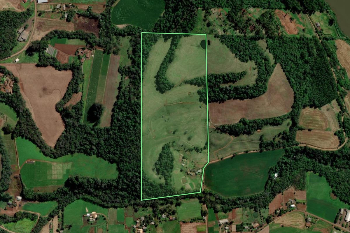 Imagem de satélite do imóvel rural em São Carlos (SC), com o contorno declarado no CAR desenhado por cima.