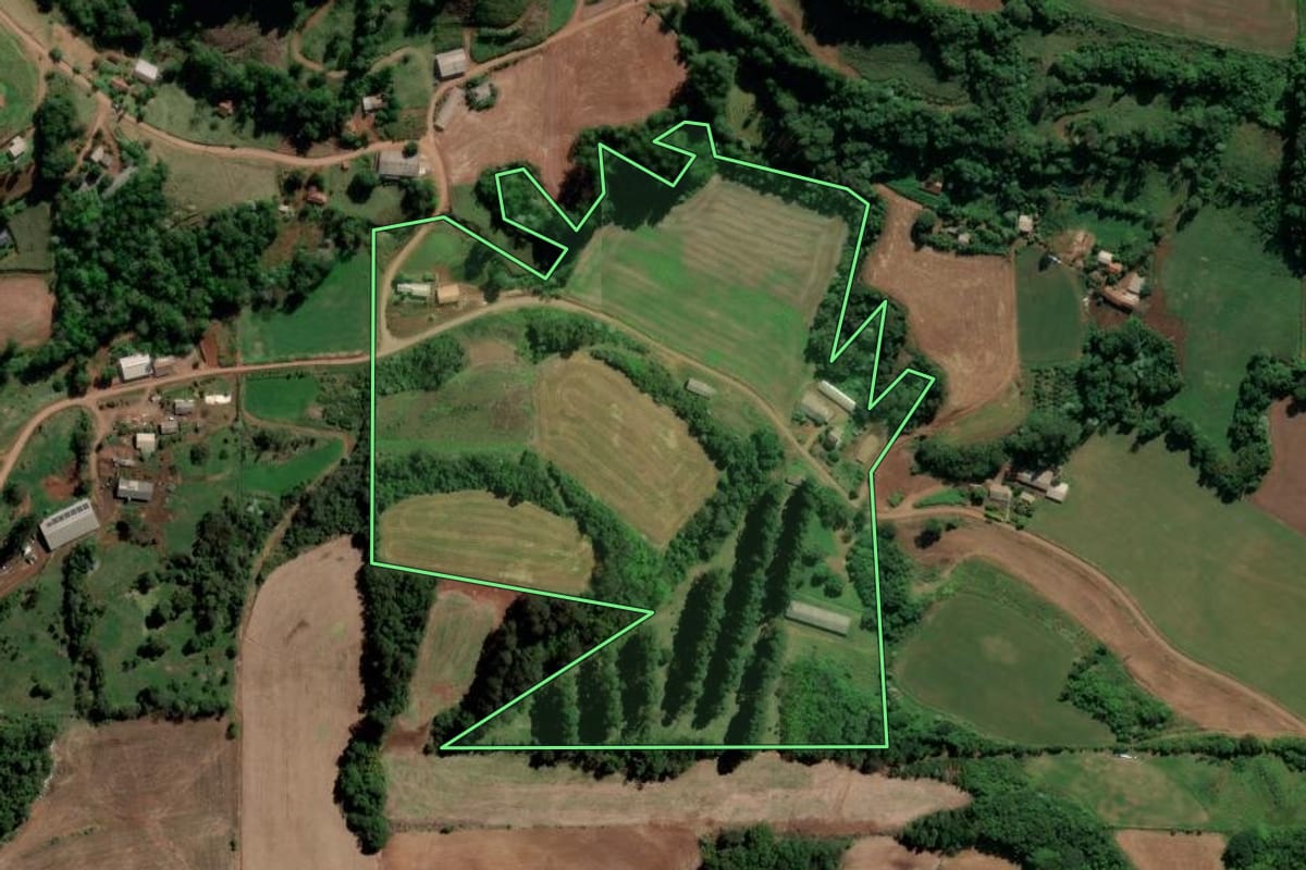 Imagem de satélite do imóvel rural em São Carlos (SC), com o contorno declarado no CAR desenhado por cima.