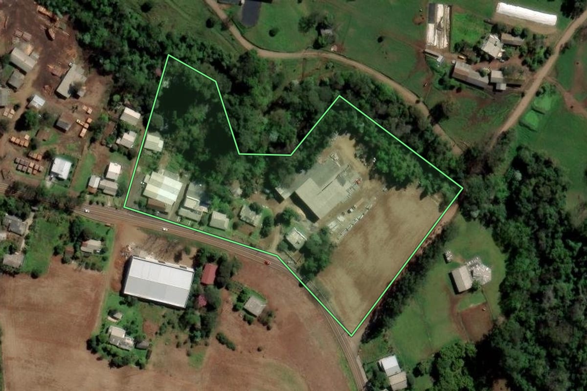 Imagem de satélite do imóvel rural em São Carlos (SC), com o contorno declarado no CAR desenhado por cima.