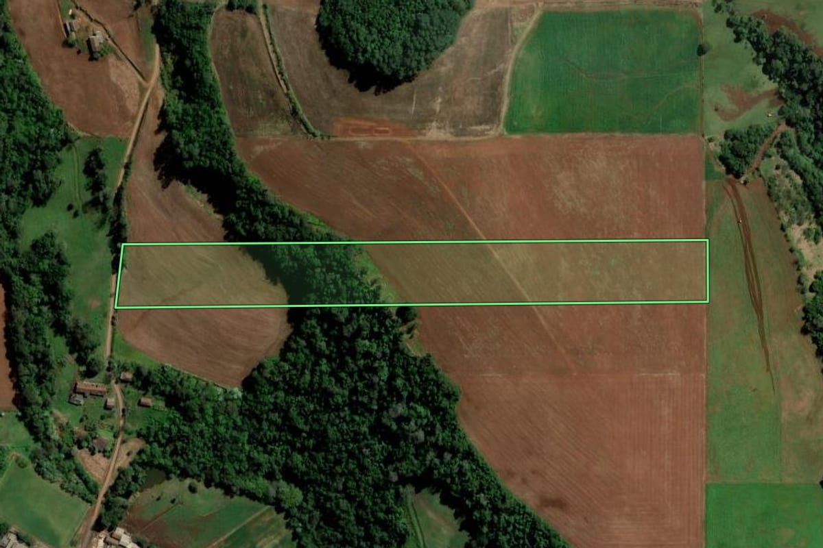 Imagem de satélite do imóvel rural em São Carlos (SC), com o contorno declarado no CAR desenhado por cima.