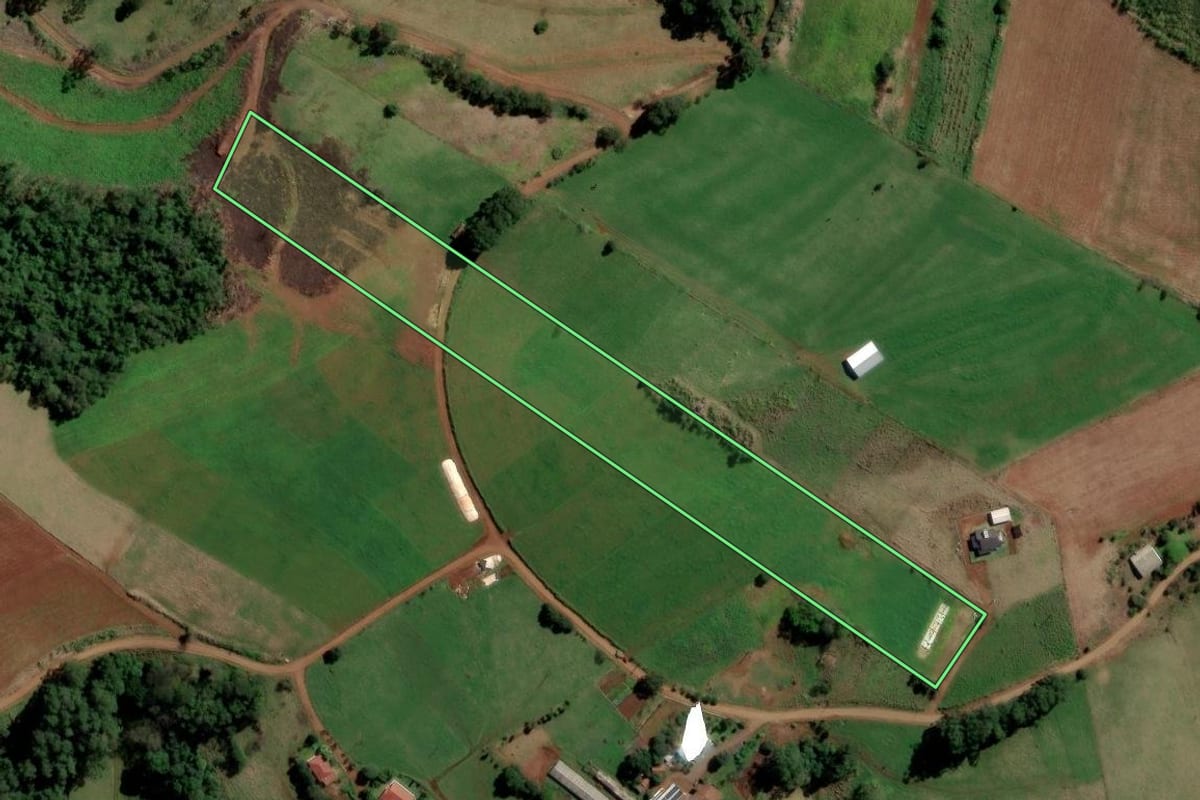 Imagem de satélite do imóvel rural em São Carlos (SC), com o contorno declarado no CAR desenhado por cima.