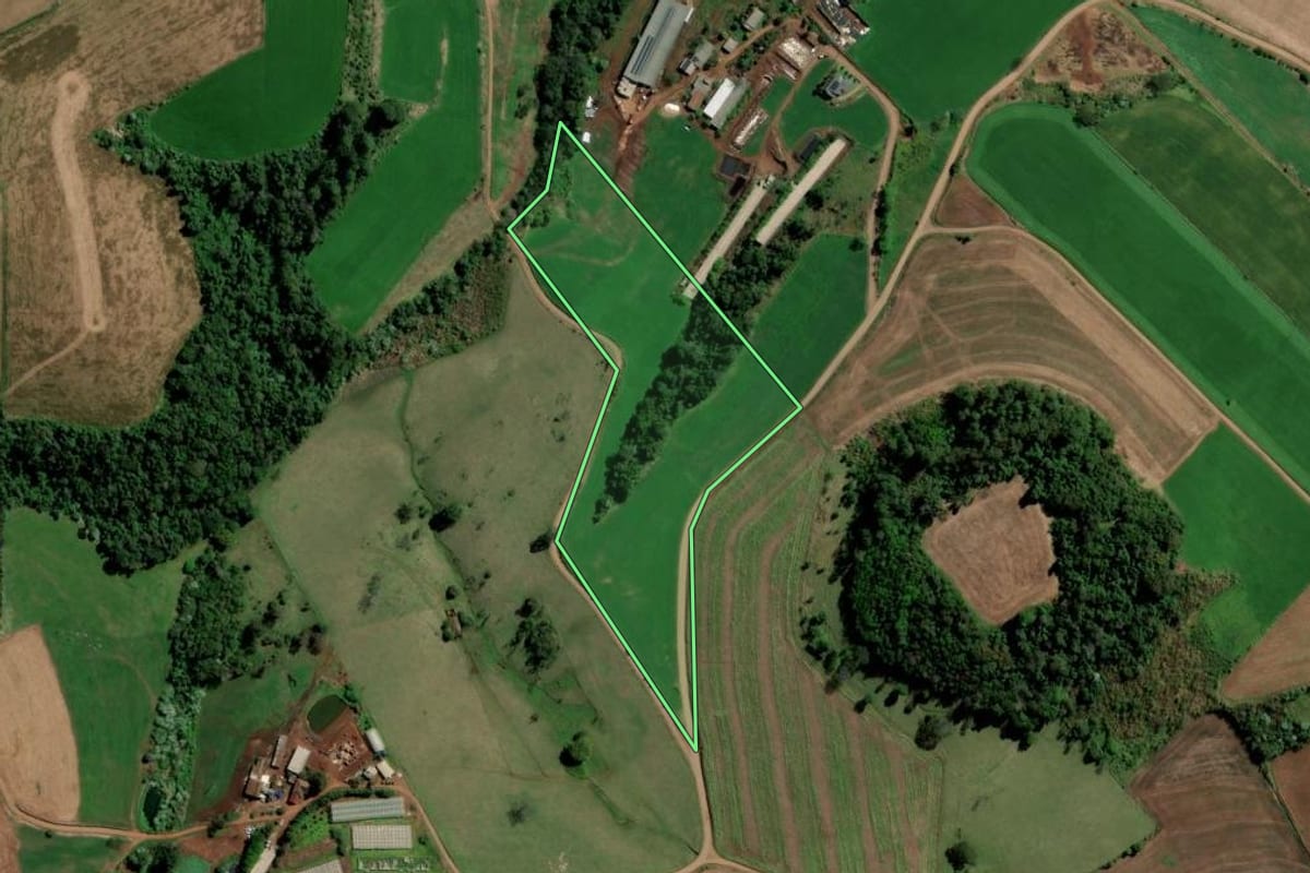Imagem de satélite do imóvel rural em São Carlos (SC), com o contorno declarado no CAR desenhado por cima.