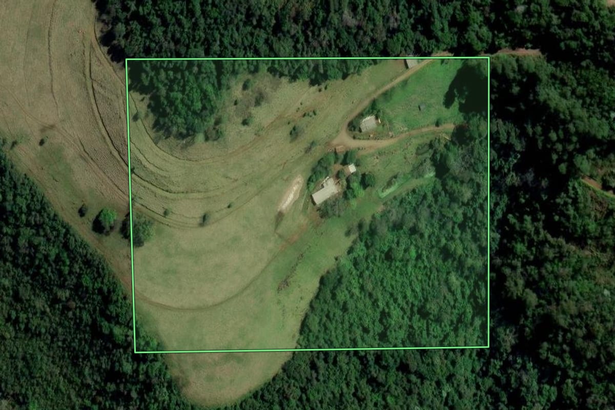 Imagem de satélite do imóvel rural em São Carlos (SC), com o contorno declarado no CAR desenhado por cima.