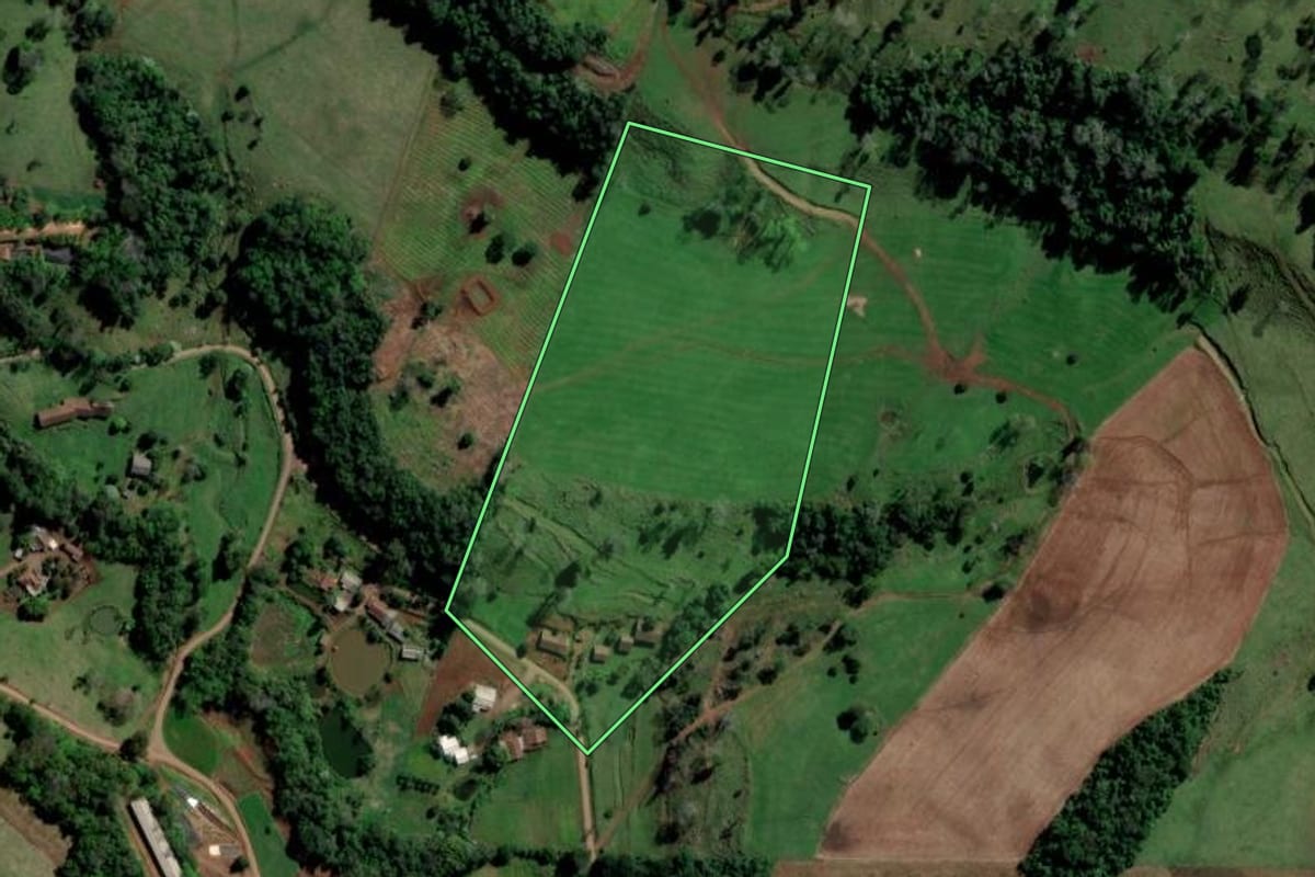 Imagem de satélite do imóvel rural em São Carlos (SC), com o contorno declarado no CAR desenhado por cima.