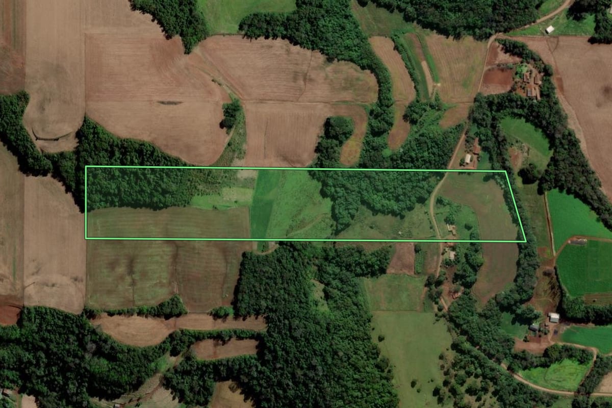 Imagem de satélite do imóvel rural em São Carlos (SC), com o contorno declarado no CAR desenhado por cima.