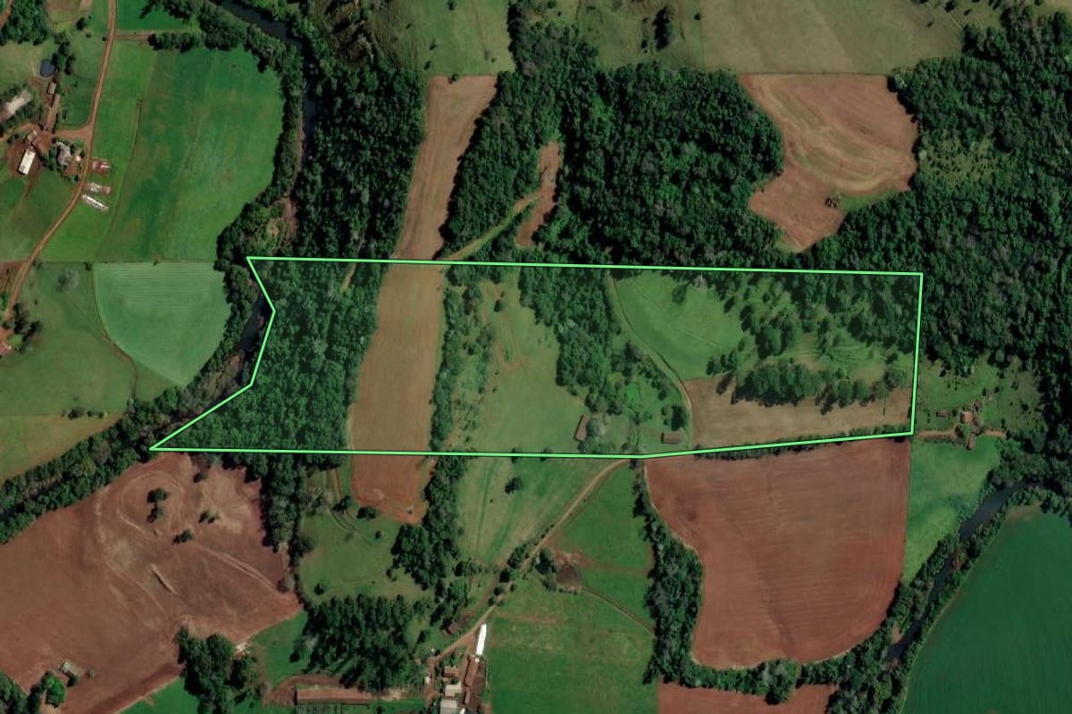 Imagem de satélite do imóvel rural em São Carlos (SC), com o contorno declarado no CAR desenhado por cima.