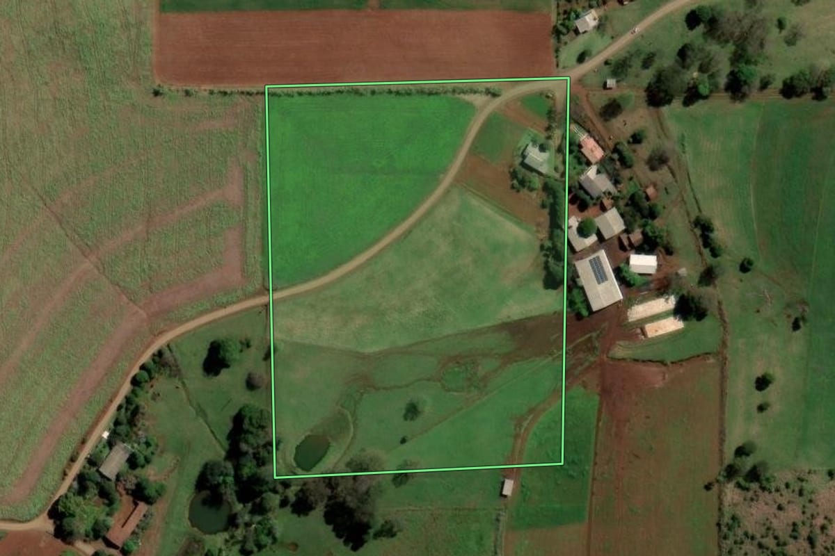 Imagem de satélite do imóvel rural em São Carlos (SC), com o contorno declarado no CAR desenhado por cima.