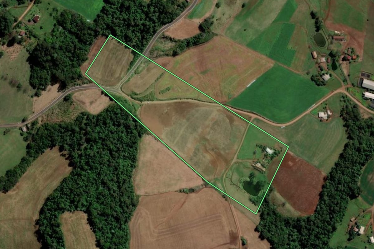 Imagem de satélite do imóvel rural em São Carlos (SC), com o contorno declarado no CAR desenhado por cima.