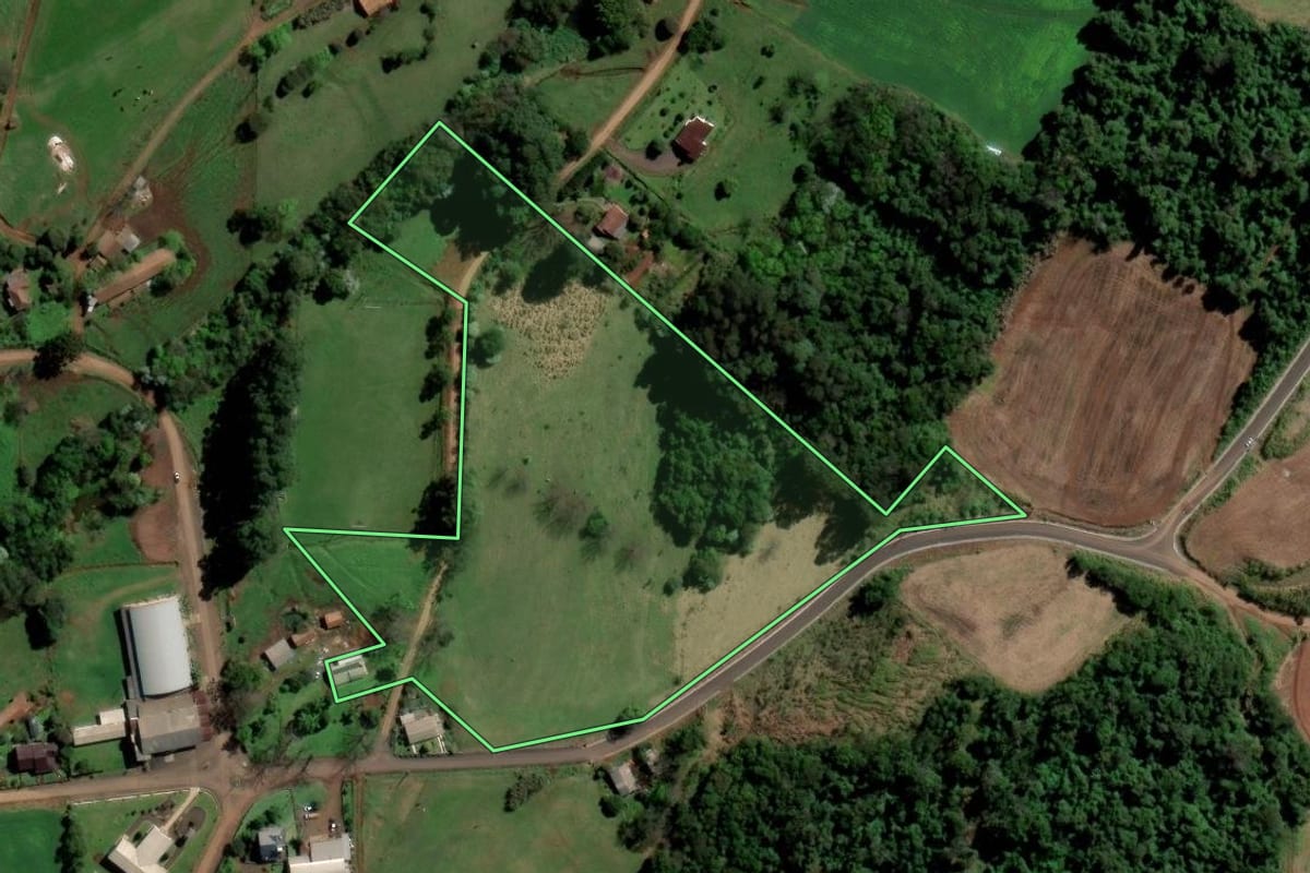 Imagem de satélite do imóvel rural em São Carlos (SC), com o contorno declarado no CAR desenhado por cima.