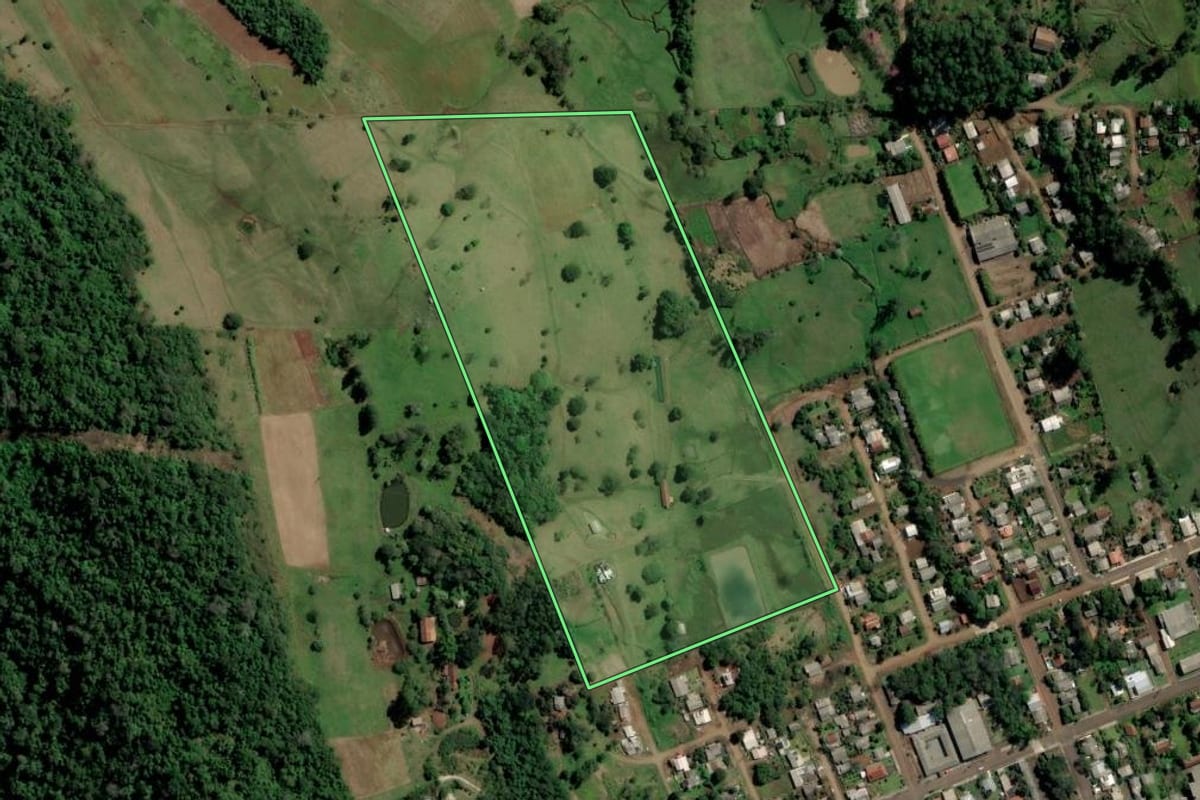 Imagem de satélite do imóvel rural em São Carlos (SC), com o contorno declarado no CAR desenhado por cima.