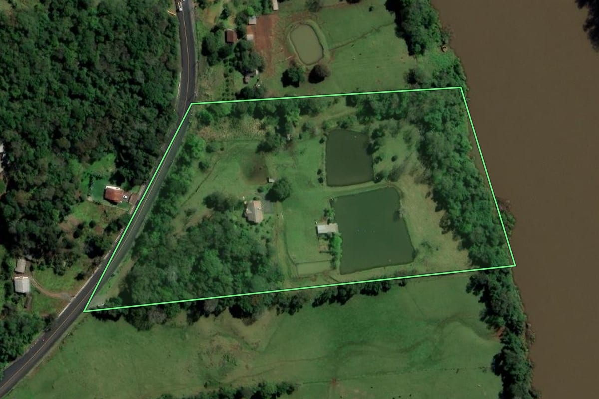 Imagem de satélite do imóvel rural em São Carlos (SC), com o contorno declarado no CAR desenhado por cima.