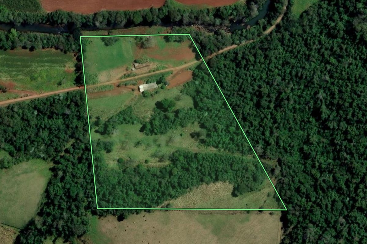 Imagem de satélite do imóvel rural em São Carlos (SC), com o contorno declarado no CAR desenhado por cima.