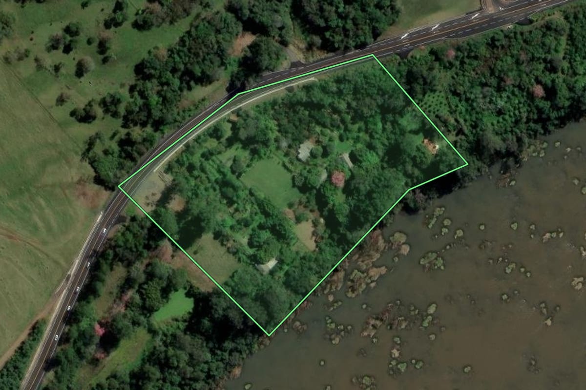 Imagem de satélite do imóvel rural em São Carlos (SC), com o contorno declarado no CAR desenhado por cima.