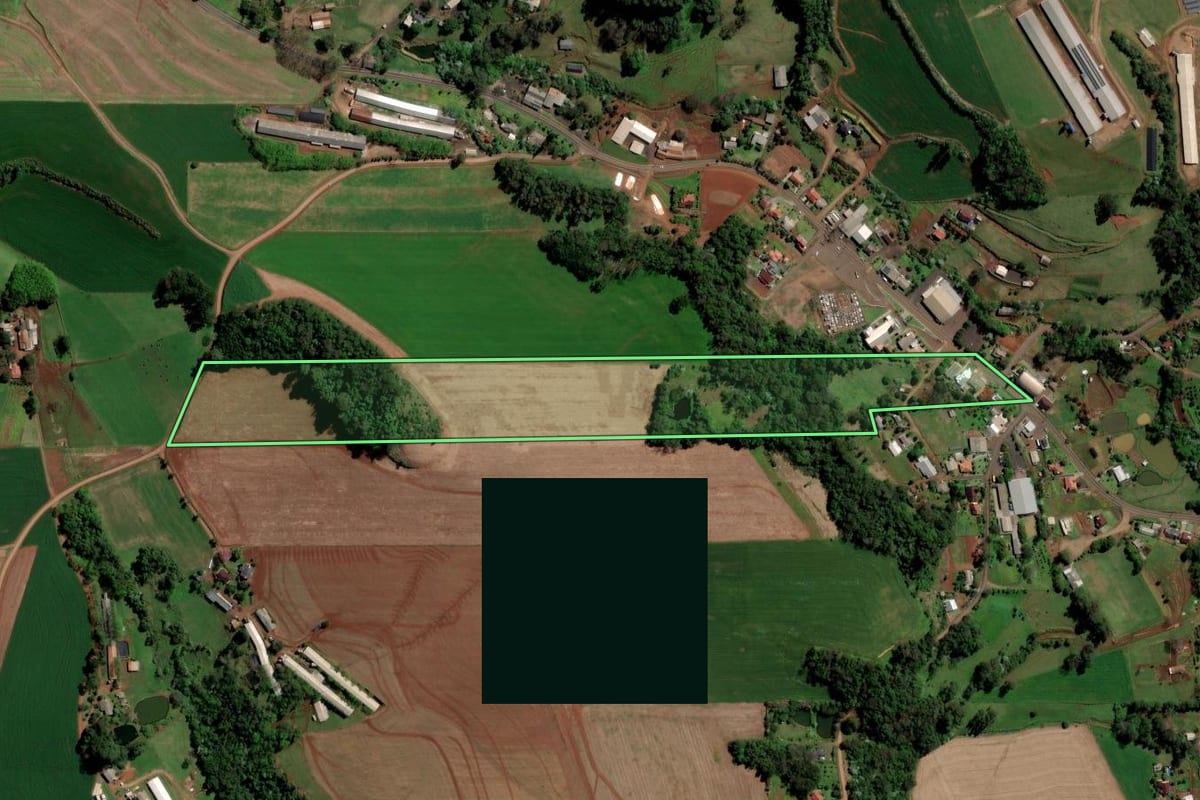 Imagem de satélite do imóvel rural em São Carlos (SC), com o contorno declarado no CAR desenhado por cima.