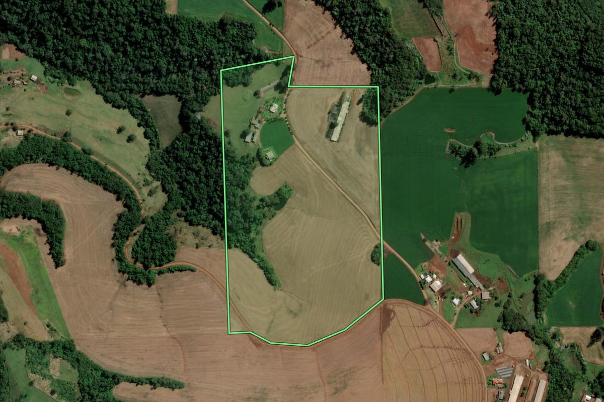 Imagem de satélite do imóvel rural em São Carlos (SC), com o contorno declarado no CAR desenhado por cima.