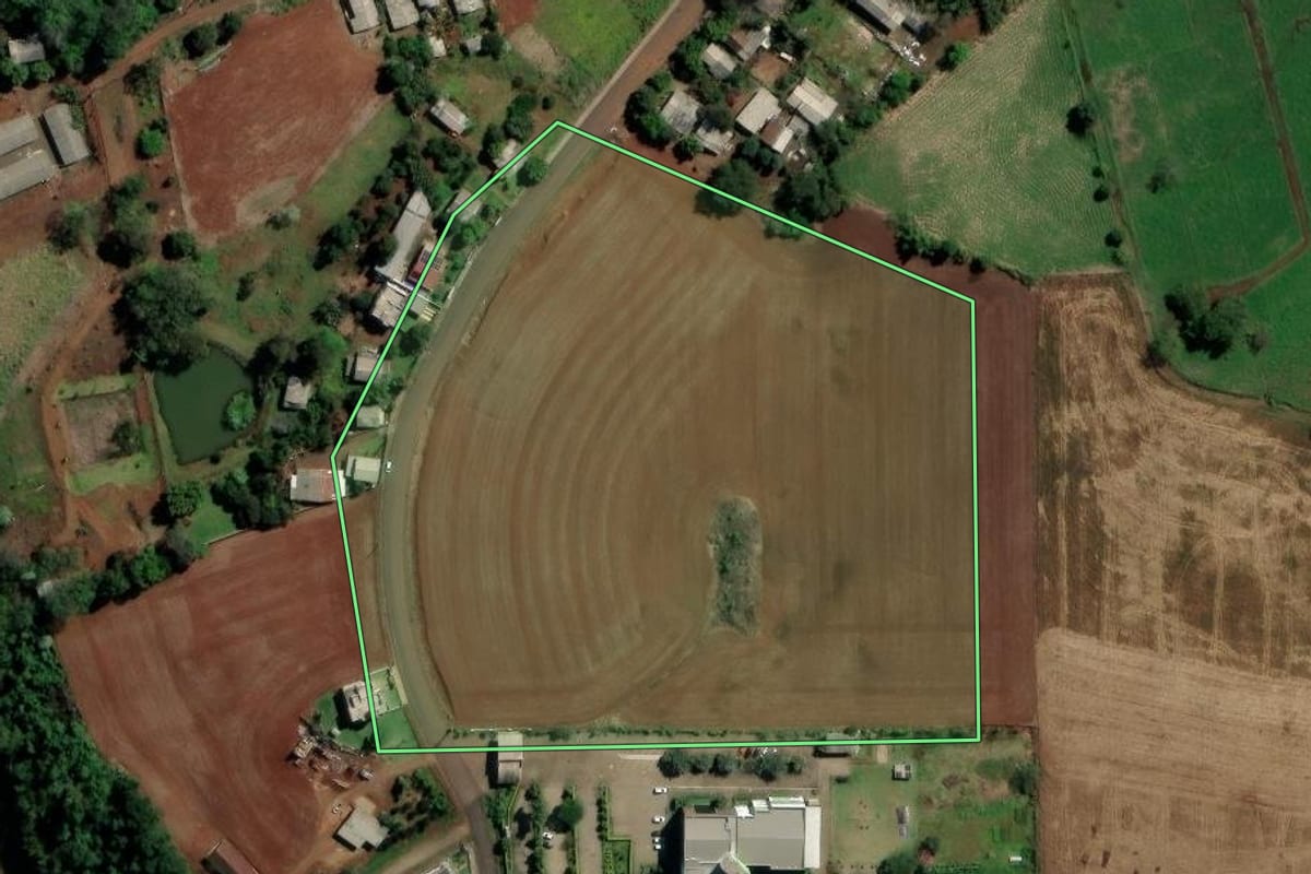 Imagem de satélite do imóvel rural em São Carlos (SC), com o contorno declarado no CAR desenhado por cima.