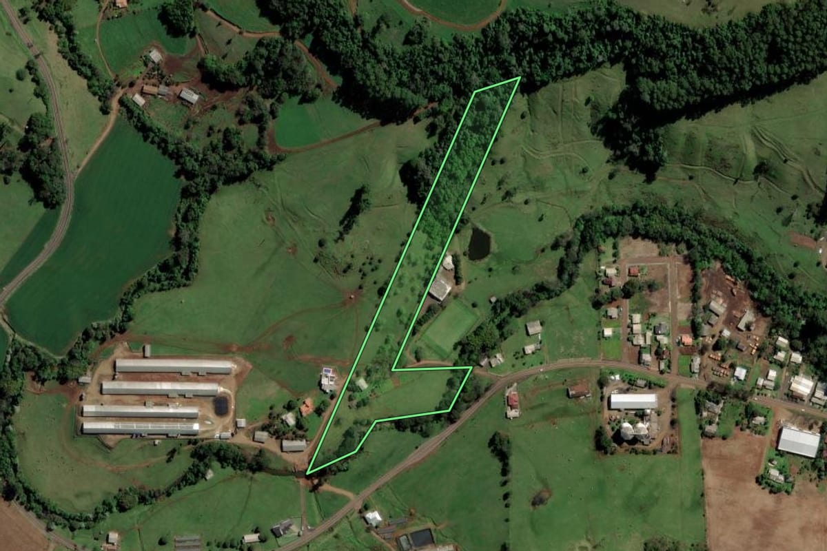 Imagem de satélite do imóvel rural em São Carlos (SC), com o contorno declarado no CAR desenhado por cima.