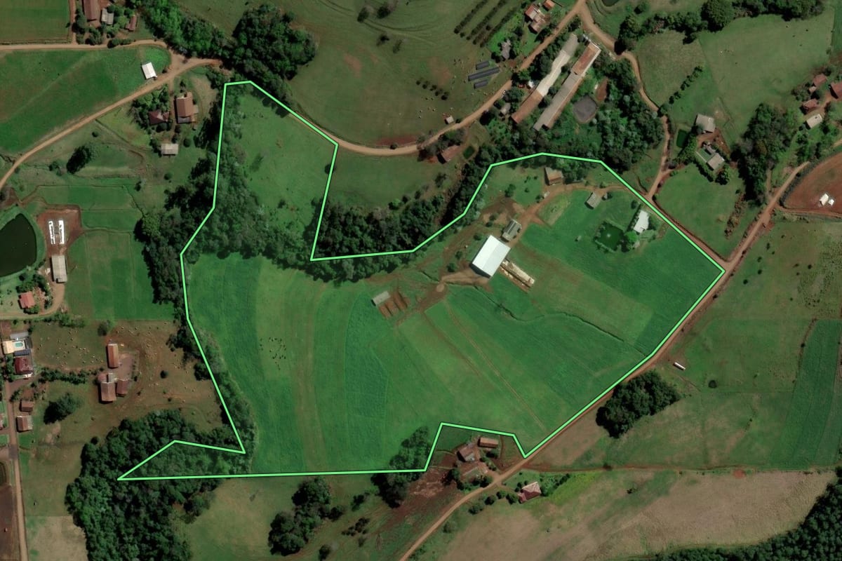 Imagem de satélite do imóvel rural em São Carlos (SC), com o contorno declarado no CAR desenhado por cima.