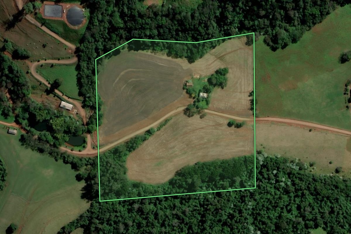 Imagem de satélite do imóvel rural em São Carlos (SC), com o contorno declarado no CAR desenhado por cima.