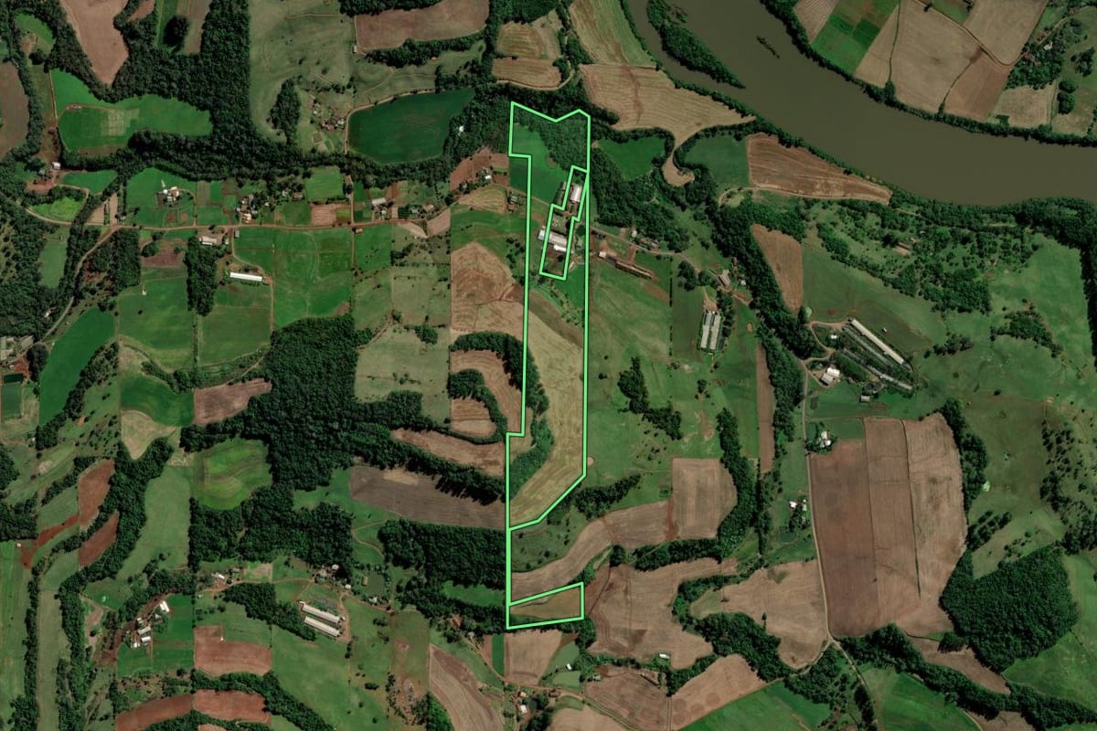 Imagem de satélite do imóvel rural em São Carlos (SC), com o contorno declarado no CAR desenhado por cima.