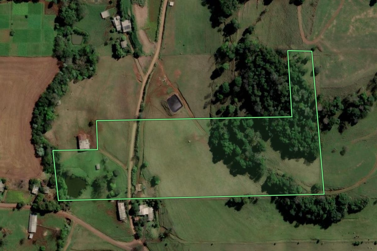 Imagem de satélite do imóvel rural em São Carlos (SC), com o contorno declarado no CAR desenhado por cima.