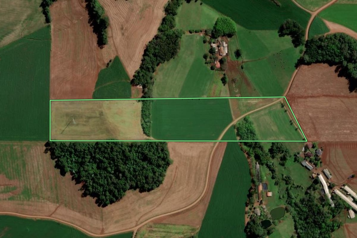 Imagem de satélite do imóvel rural em São Carlos (SC), com o contorno declarado no CAR desenhado por cima.