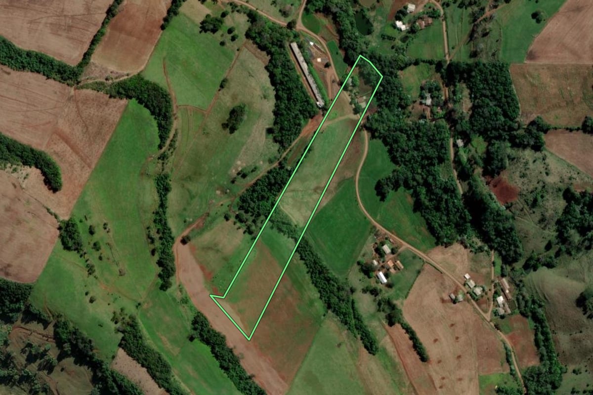 Imagem de satélite do imóvel rural em São Carlos (SC), com o contorno declarado no CAR desenhado por cima.