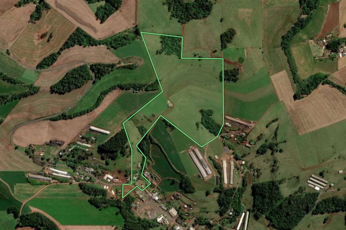 Imagem de satélite do imóvel rural em São Carlos (SC), com o contorno declarado no CAR desenhado por cima.