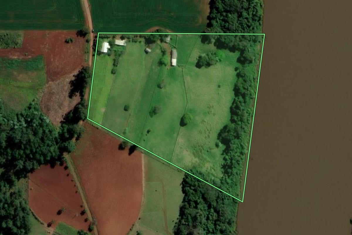 Imagem de satélite do imóvel rural em São Carlos (SC), com o contorno declarado no CAR desenhado por cima.