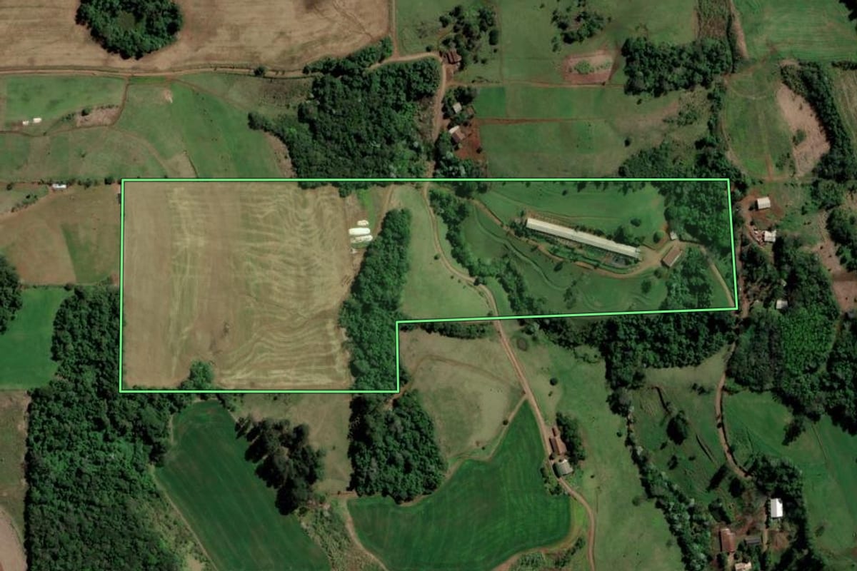 Imagem de satélite do imóvel rural em São Carlos (SC), com o contorno declarado no CAR desenhado por cima.