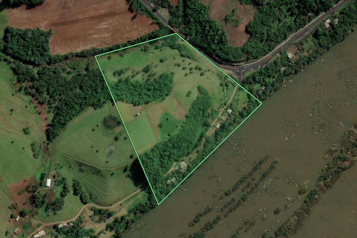 Imagem de satélite do imóvel rural em São Carlos (SC), com o contorno declarado no CAR desenhado por cima.