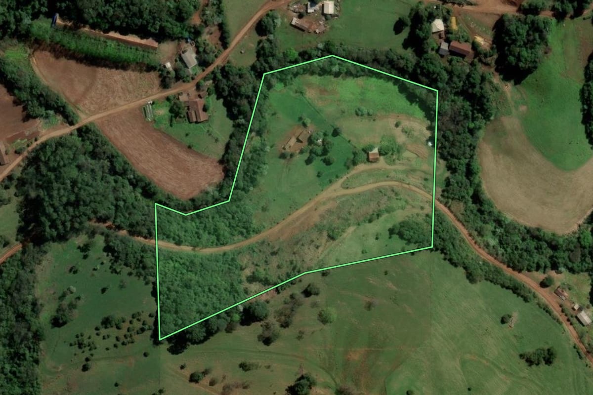 Imagem de satélite do imóvel rural em São Carlos (SC), com o contorno declarado no CAR desenhado por cima.