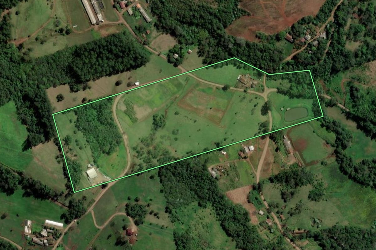 Imagem de satélite do imóvel rural em São Carlos (SC), com o contorno declarado no CAR desenhado por cima.