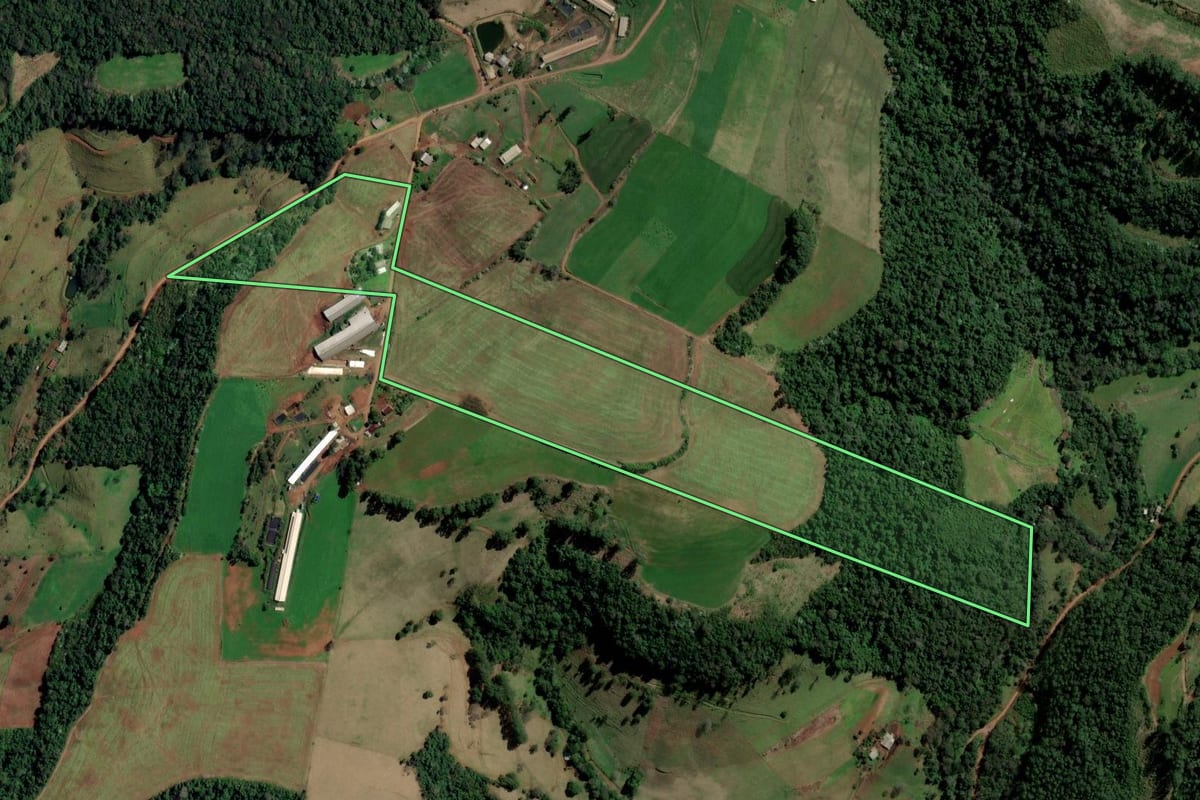 Imagem de satélite do imóvel rural em São Carlos (SC), com o contorno declarado no CAR desenhado por cima.