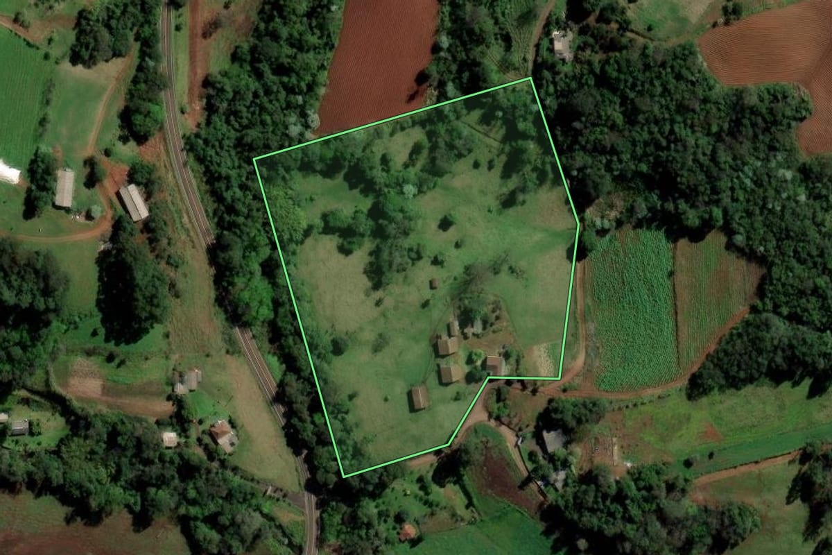 Imagem de satélite do imóvel rural em São Carlos (SC), com o contorno declarado no CAR desenhado por cima.